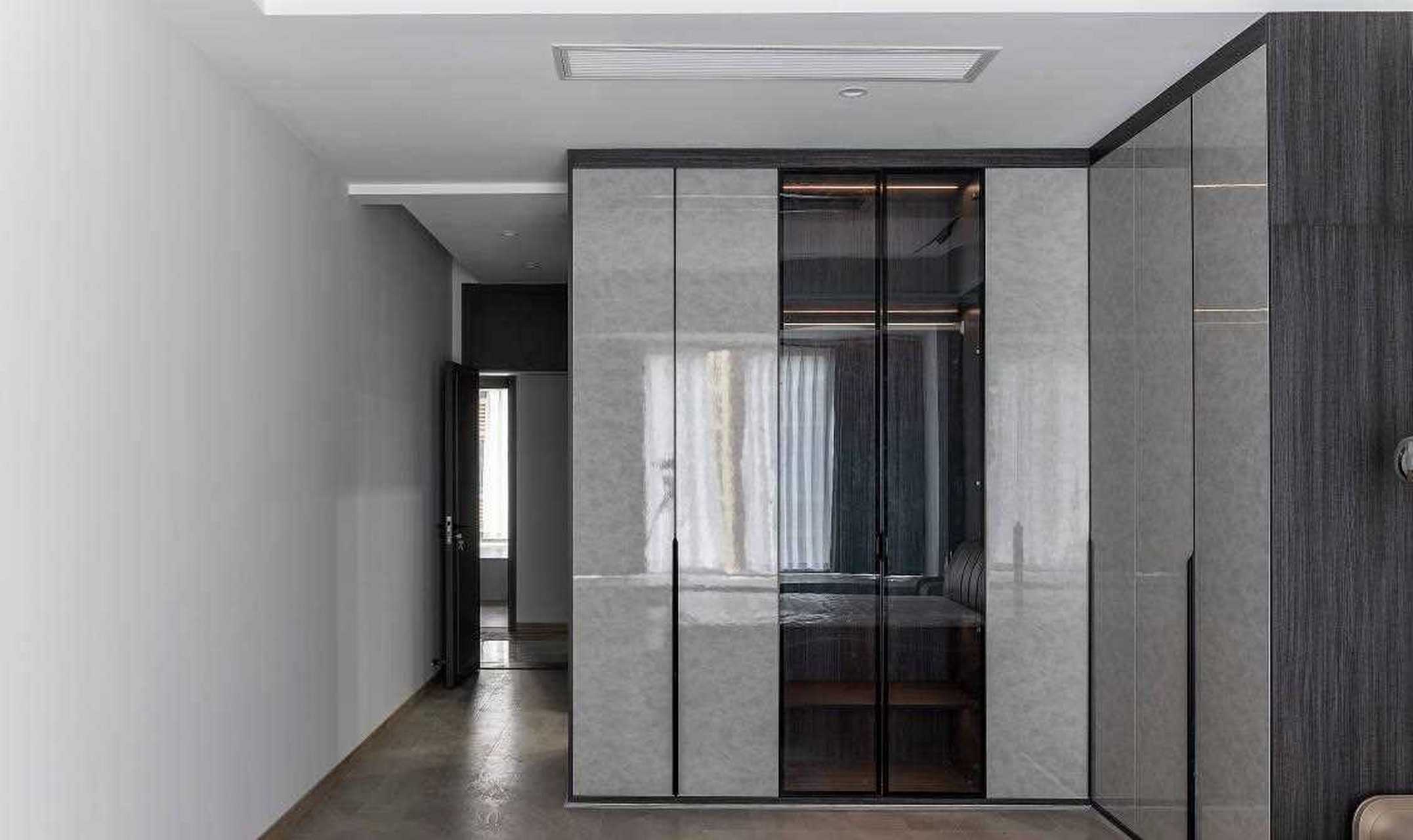 有一些橱柜酒柜或储物柜,可以安装玻璃门,不仅颜值高不显压抑拥挤