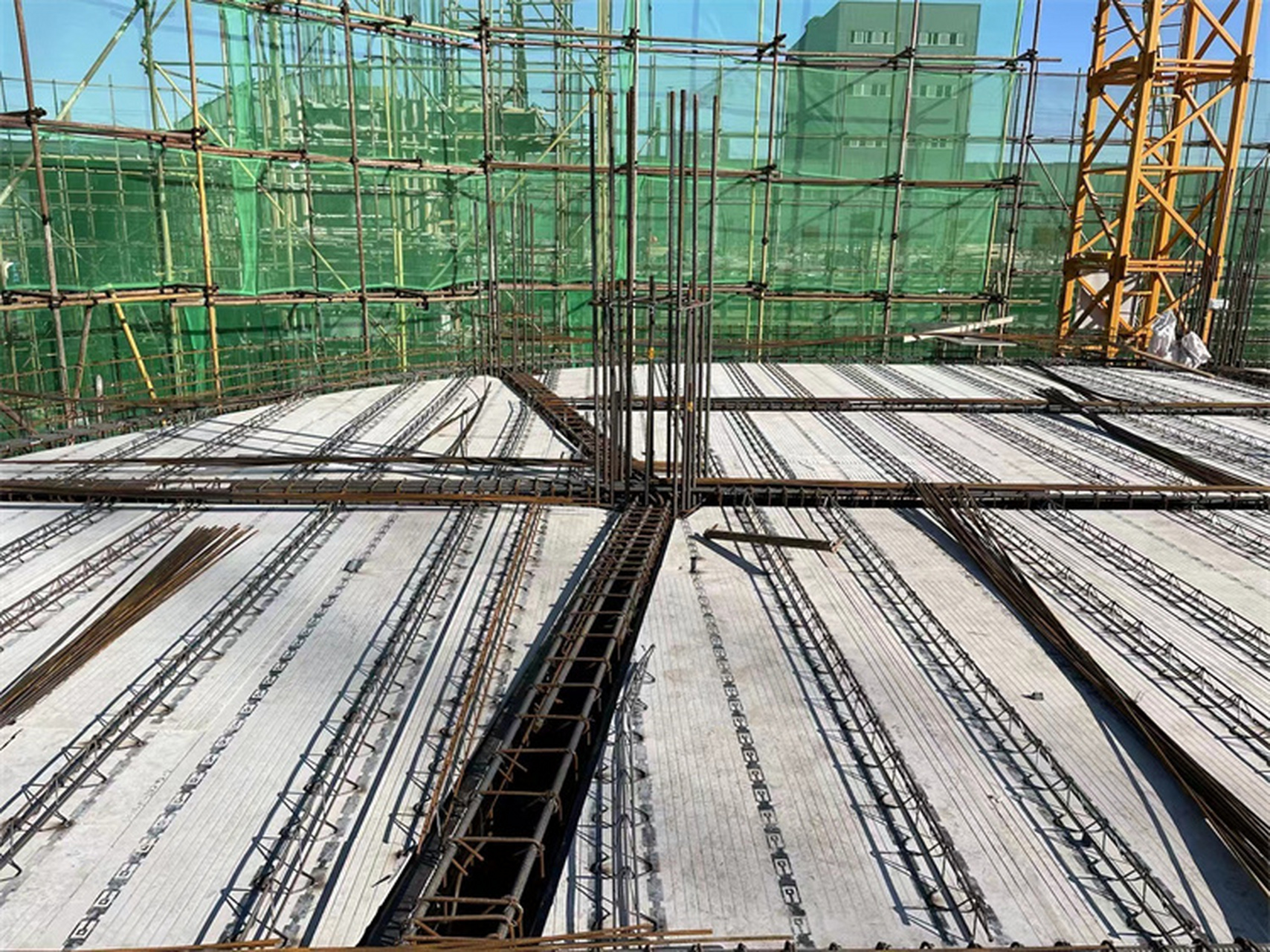 装配式叠合楼板制作工艺很简单,长度为2.44米,宽度为1.