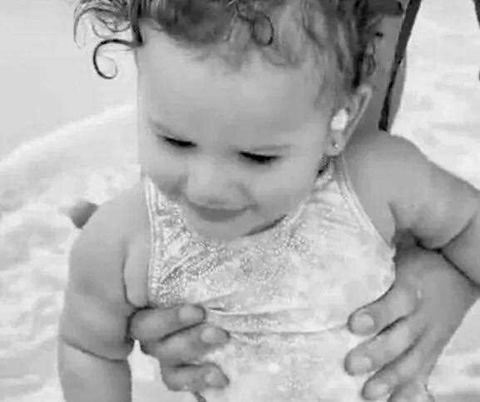 哈里梅根二胎女儿莉莉贝特照片首度公开,小莉莉贝特肉嘟嘟的看起来