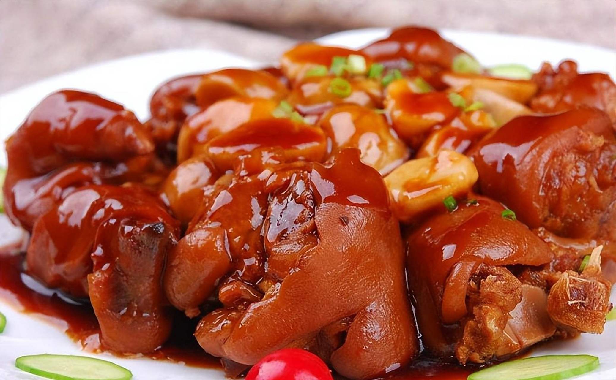 大盘猪蹄 特点: 口味香辣,肉质细嫩.