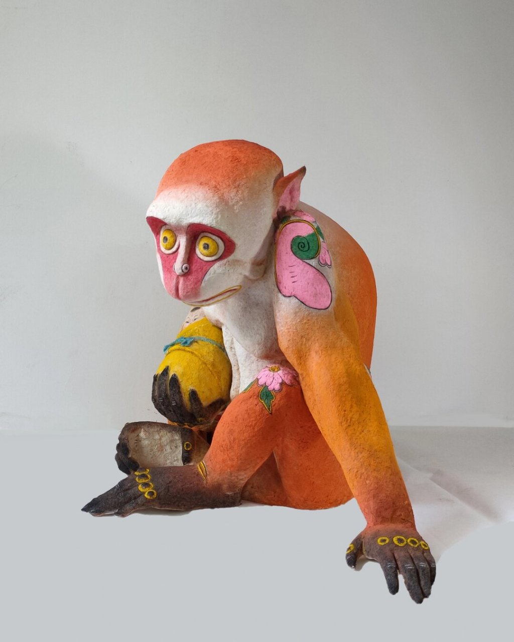 纸浆的雕塑  纸浆猴子雕塑,尺寸为73厘米 x 47厘米 x 50厘米,采用纸浆