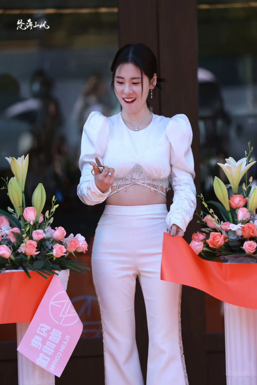 张碧晨生完孩子后这身材还是一如既往的好,而且肚子上一点痕迹也没有