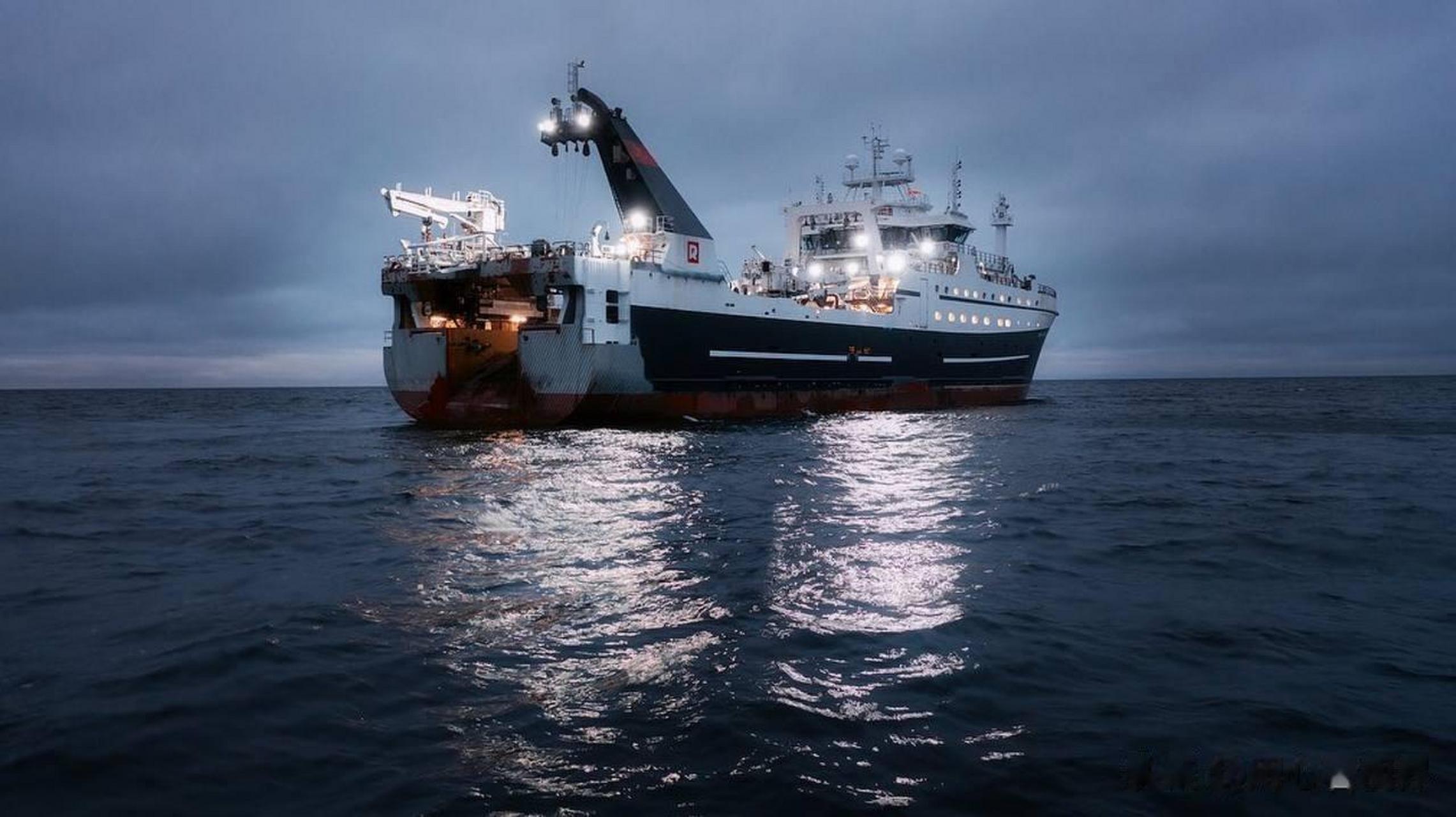 近日在欧洲海域发生了一件相当严肃的事情:一艘俄罗斯的拖网渔船竟然