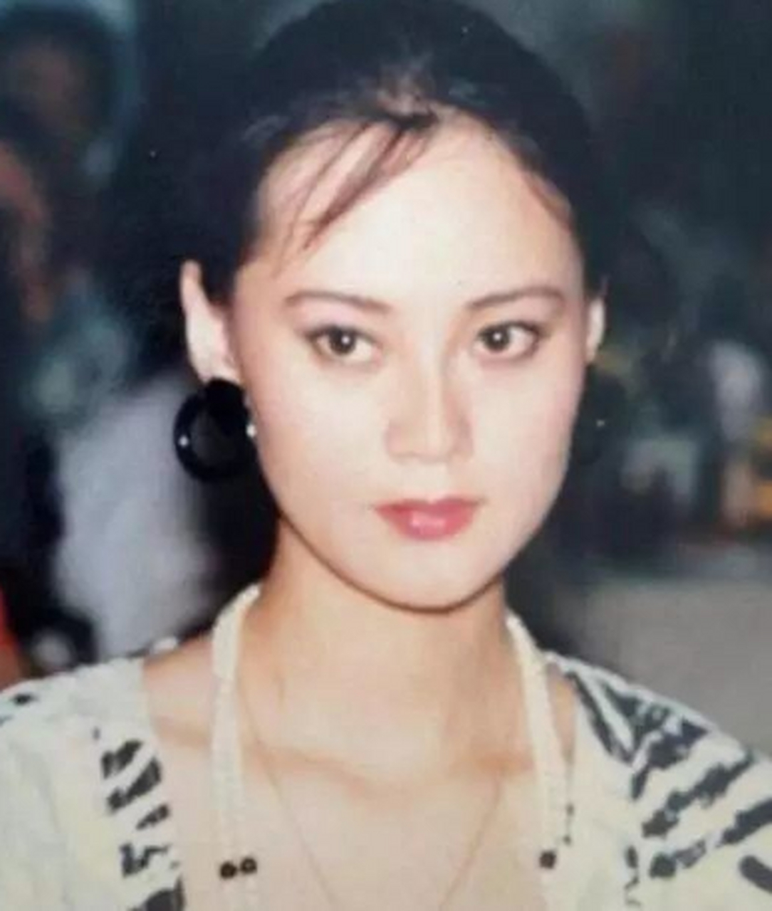 1990年,大宋佳因主演电影《庭院深深》获百合影后.