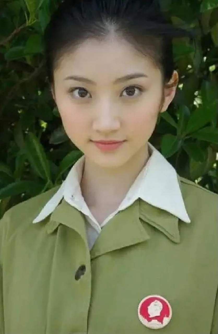 景甜,现在修复的双眼皮还可以,有段时间双眼皮宽的简直是惨不忍睹!