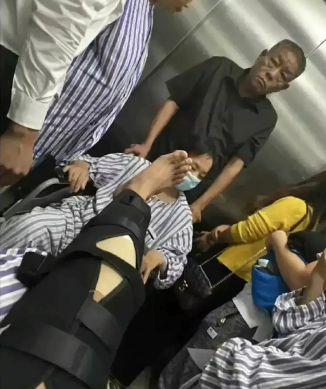 网友:大爷一脸嫌弃,大妈无可奈何,旁人避之不及[捂脸]#百家号星火计划