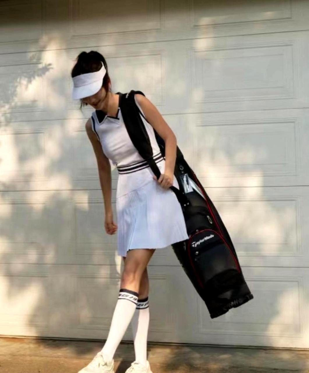 吴千语在新家车库门口凹造型,换上了一身白色运动装,充满活力.