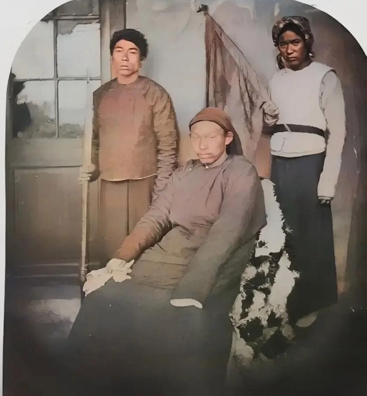 太平天国老照片曝光,这是1860年,戴王黄呈忠,与他两位得力部下的珍贵