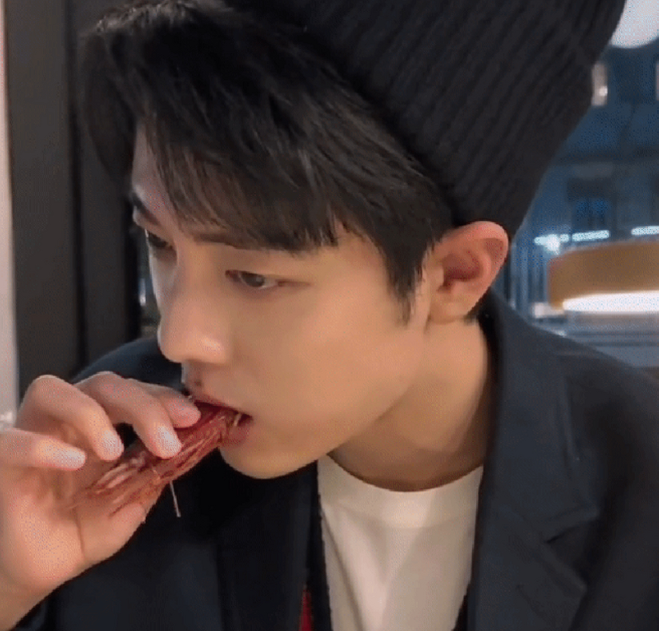 肖战这哪是在吃东西啊,看着他吃,好像再看一场秀一样!#肖战