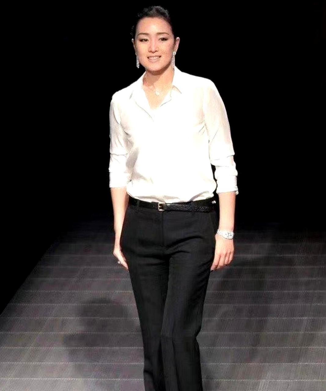 巩俐最喜欢的白衬衫,简单的穿搭也能展现出她的优雅高贵,站在那里就