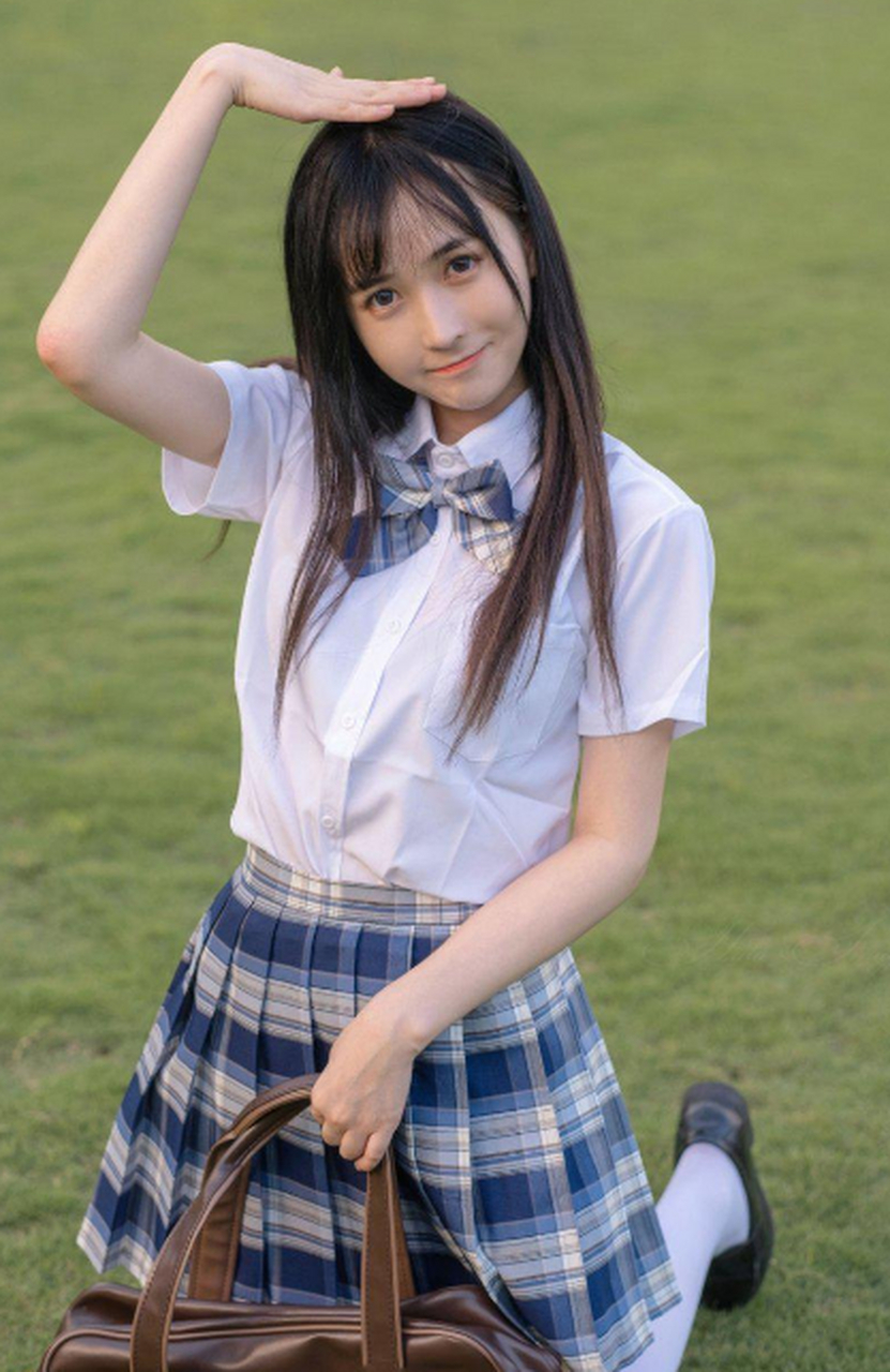 【治愈系少女】五官精致的长发女孩,身穿白色衬衣和格子裙,青春活力