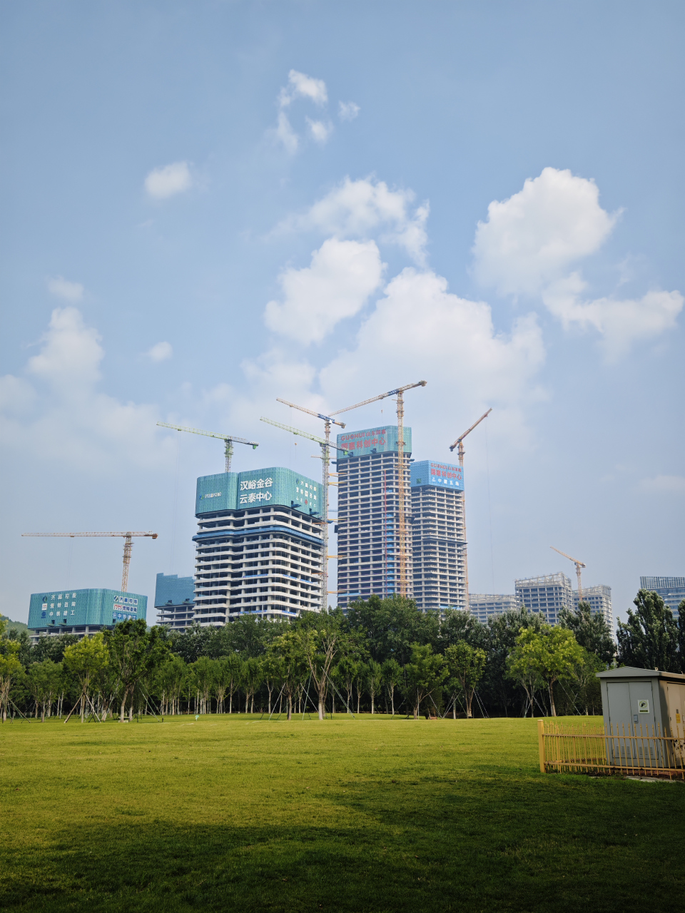 投稿:高新区绿地公园角度下的汉峪金谷a区,b区  图片由楼友"竹雨声"