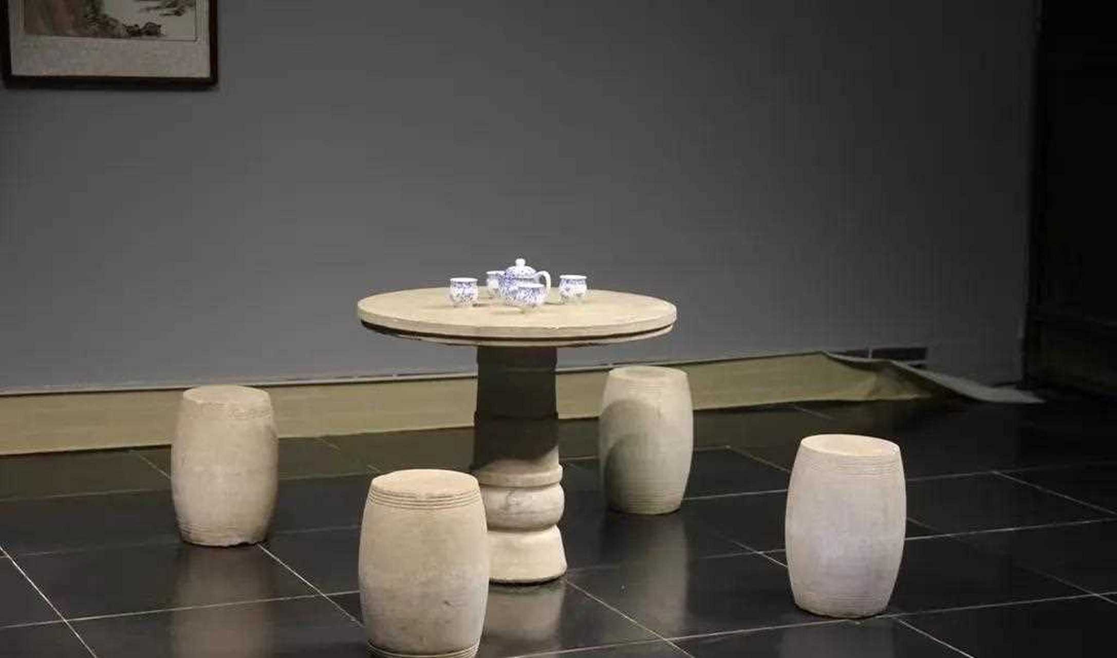 《古代庭院石桌一套》这套桌子出自鲁西南地区一代,桌面圆滑规整