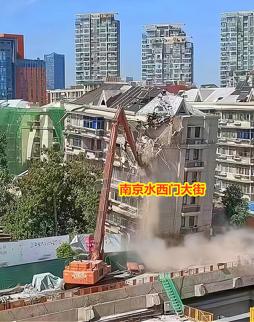 南京水西门大街一栋居民楼,因地铁7号线施工突发渗漏,被实施紧急拆除