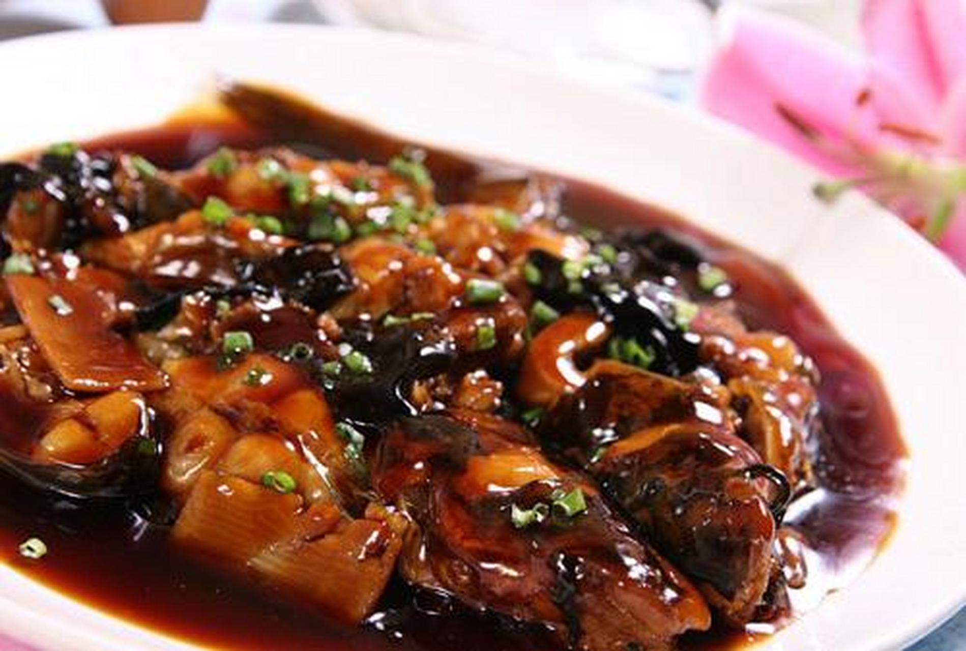 红烧鮰鱼是上海市的传统名菜,属于沪菜系