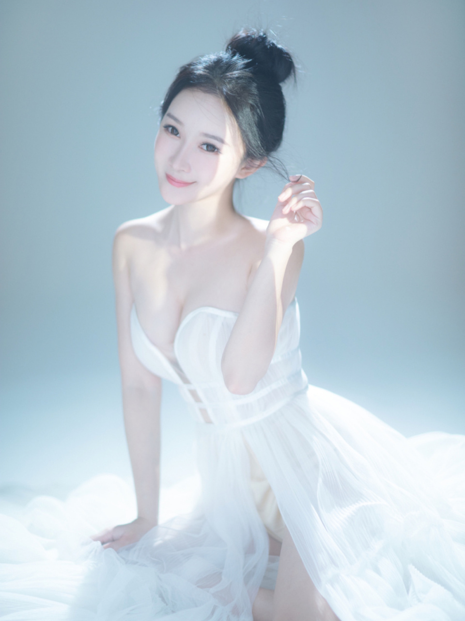 气质一点不输明星气场的孙心娅,看她近期晒的穿搭写真,身穿开叉到胃的