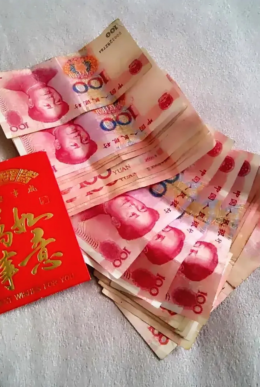 我妈过生日,我给她包了2000块钱红包,我妈开心地收下了.