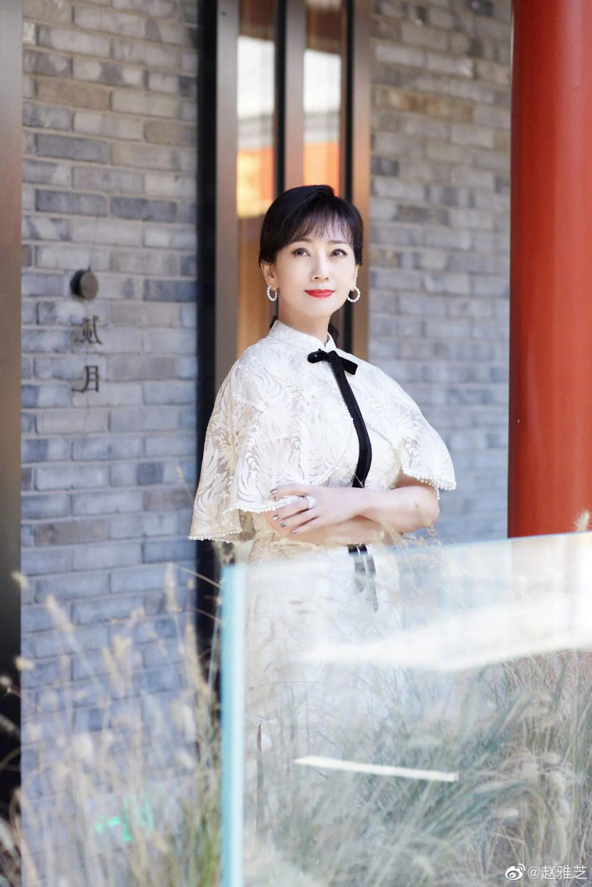 不老女神赵雅芝身穿白色蕾丝开叉修身裙,小中式领配黑丝带,优雅知性.