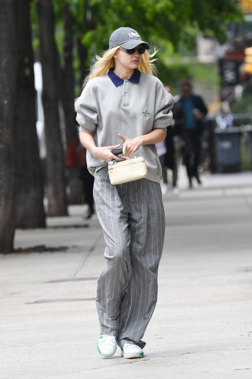 超模 gigi hadid 在纽约外出街拍,一身灰色系穿搭,素净亮眼又时髦!