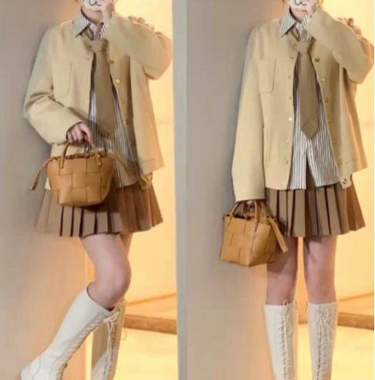 这套穿搭让碧斯诺兰重温校园时光