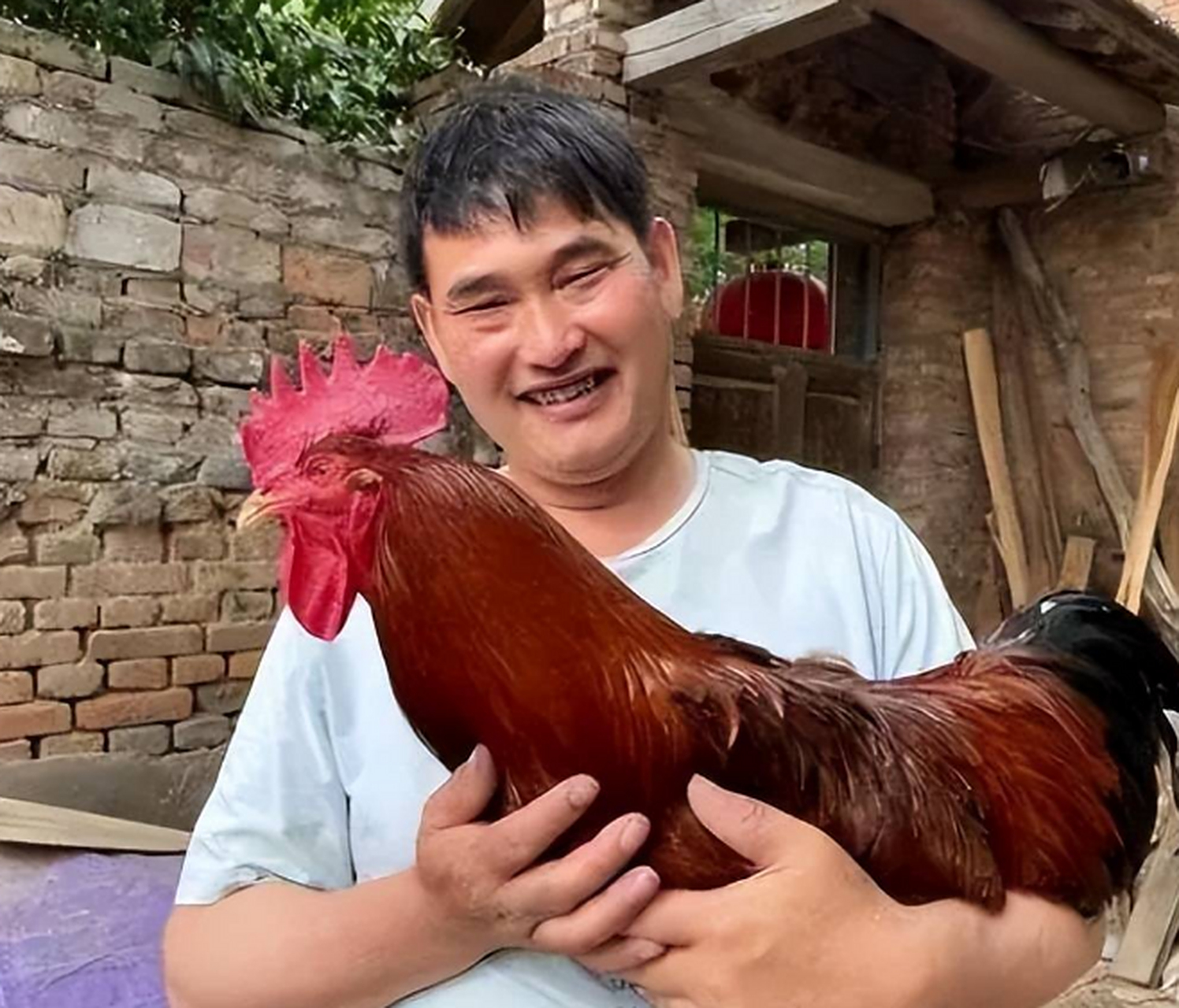 大衣哥朱之文以每场演出15万的劳务费参加了一场杭州商演.