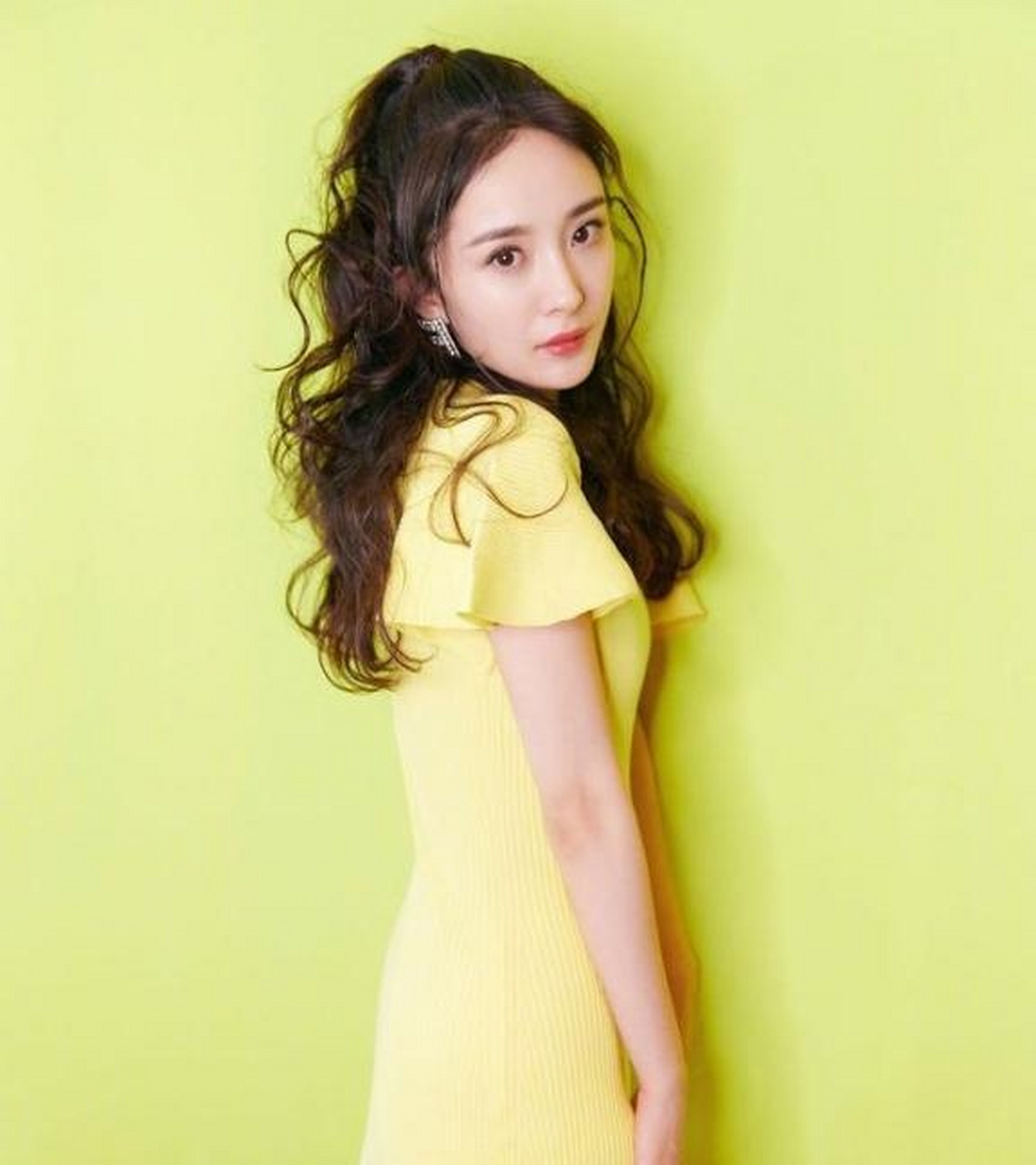 杨幂一头卷发十分洋气,半扎马尾活力四射,这样的发型很适合年轻的辣妈