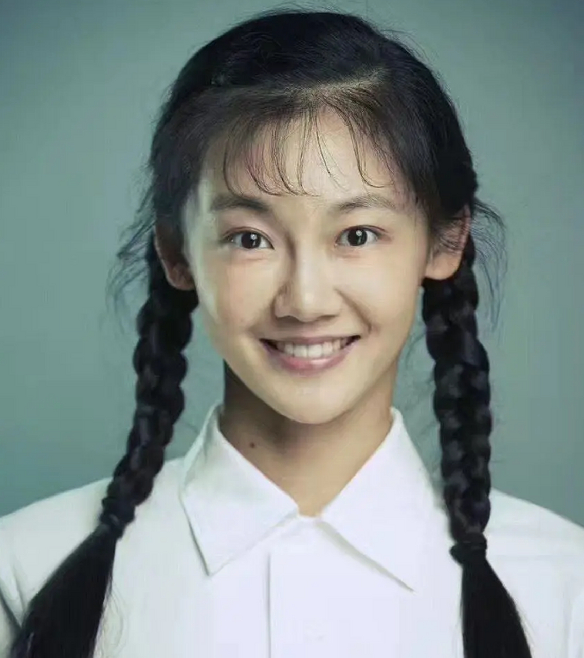 苗苗小时候被父母送到北京上学,这本来是父母为了她的未来着想,但是