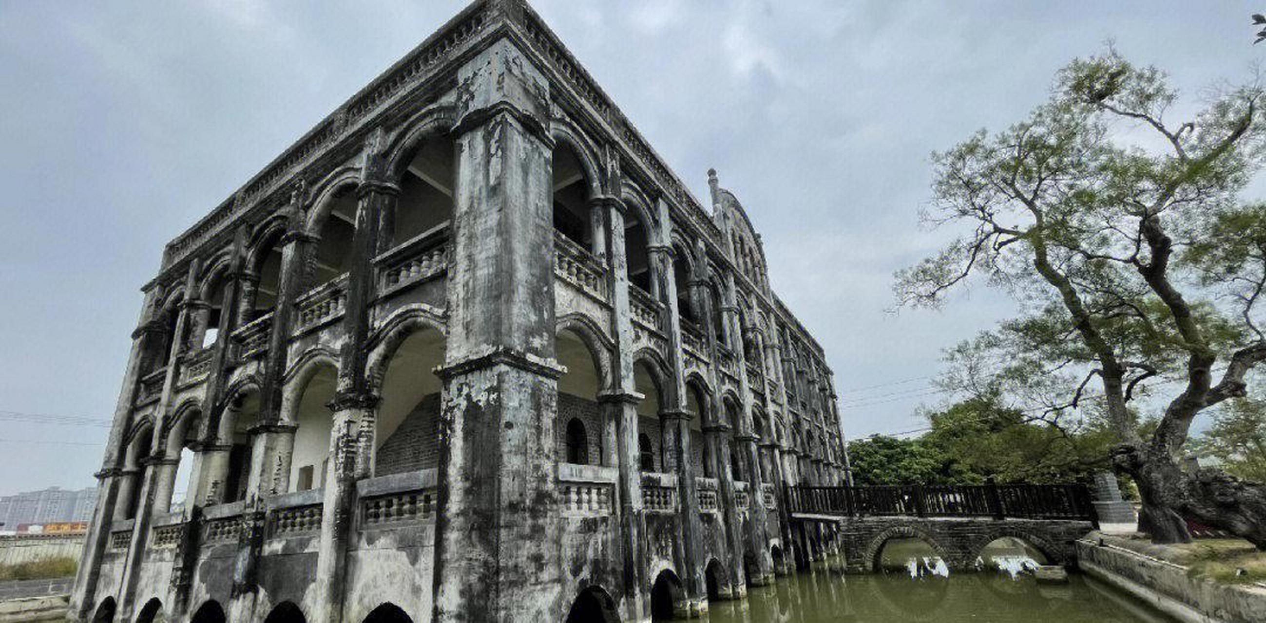 广西最奇幻的民国建筑,修在水中央[滑稽] 广西大平坡水楼,这可能是在