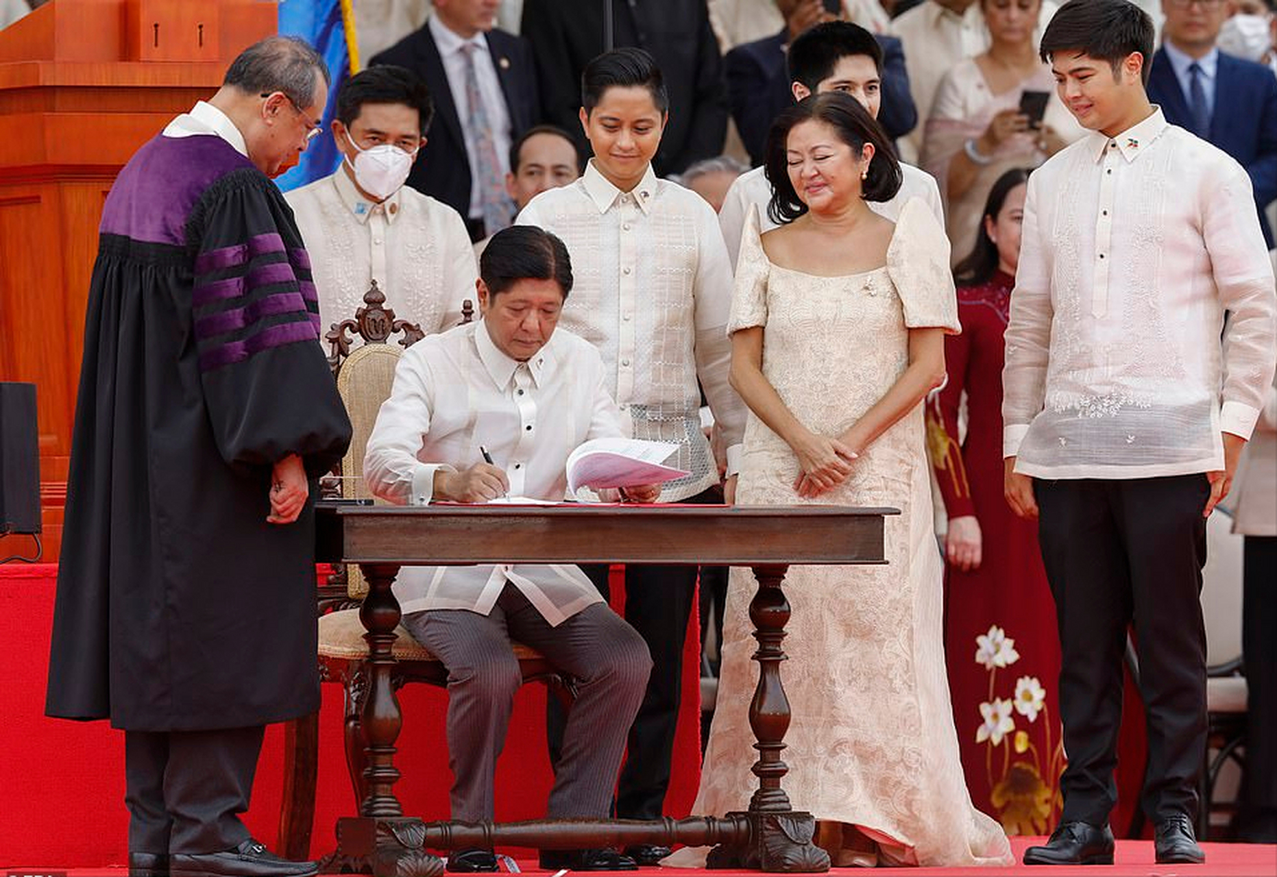 菲律宾新总统就职典礼!92岁"铁蝴蝶"伊梅尔达亮相,依然好贵气