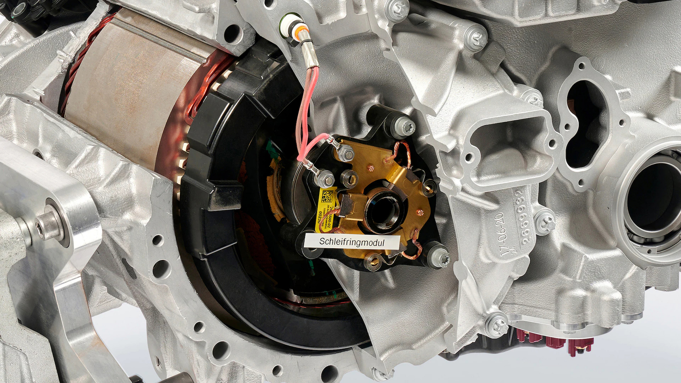 宝马带碳刷的励磁电机,除了摆脱稀土,在其他方面其实也有很多优势