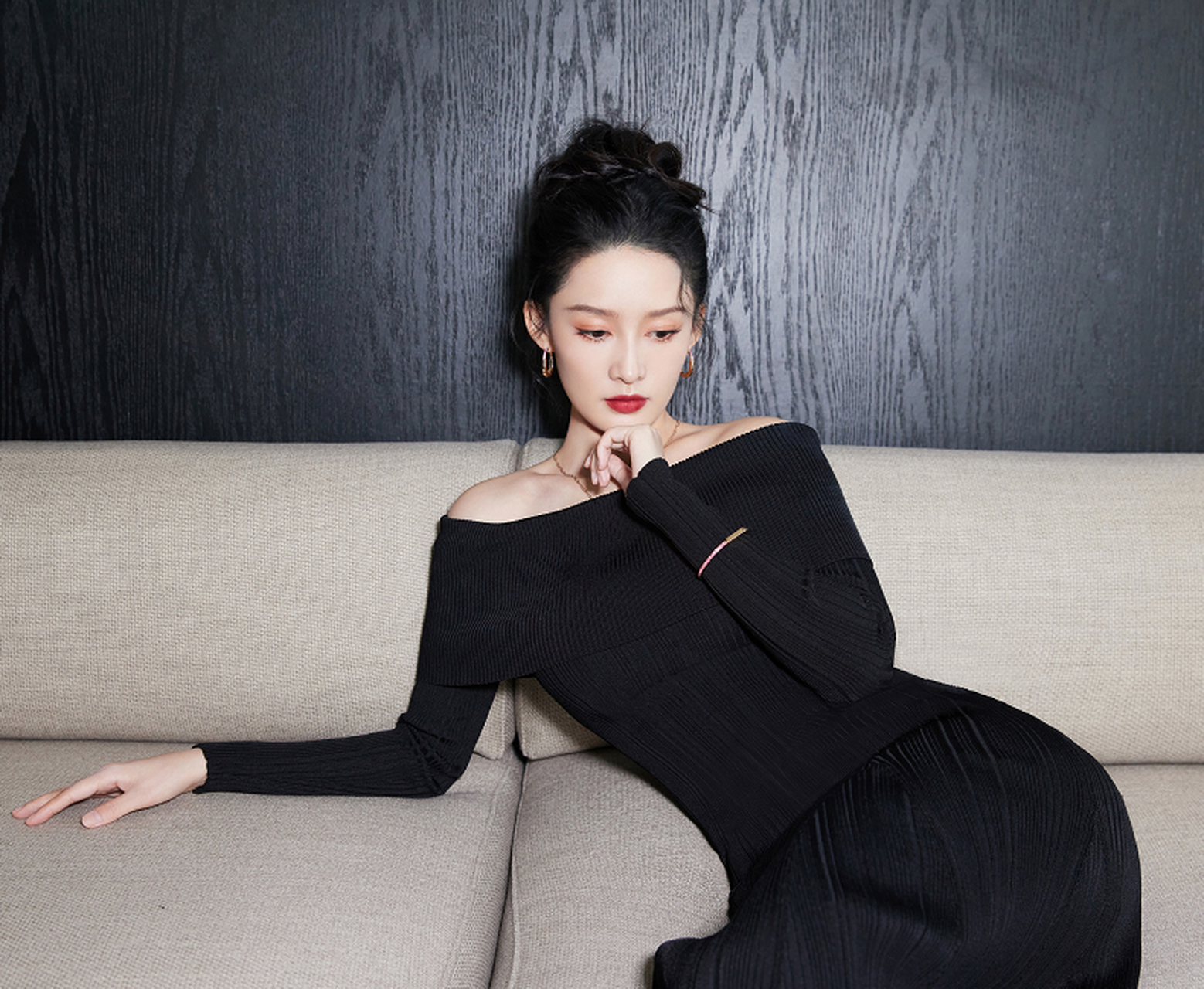 李沁的生日照好美,全黑造型很优雅,秀出优越的脖颈,真的是爱了爱了!