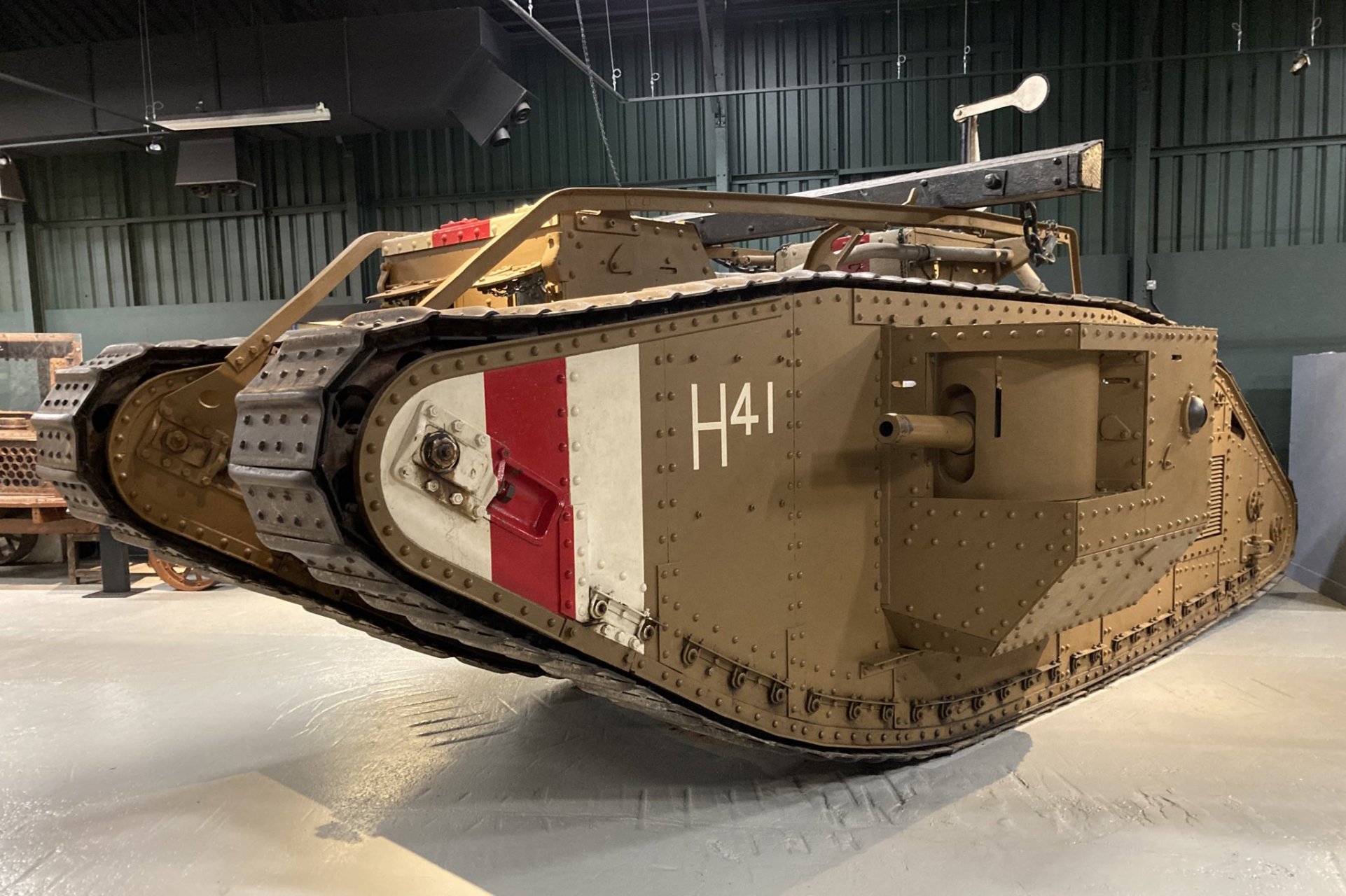 1916年的英国马克v坦克是马克i到马克iv的终极版,数百辆坦克被制造.