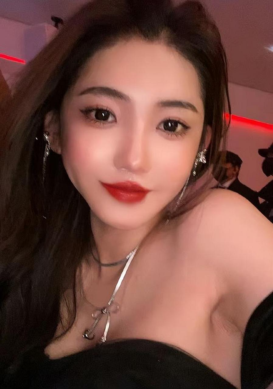 近期,变性网红李由在网络上爆红,李由,原先是一个男性,但在他的心里