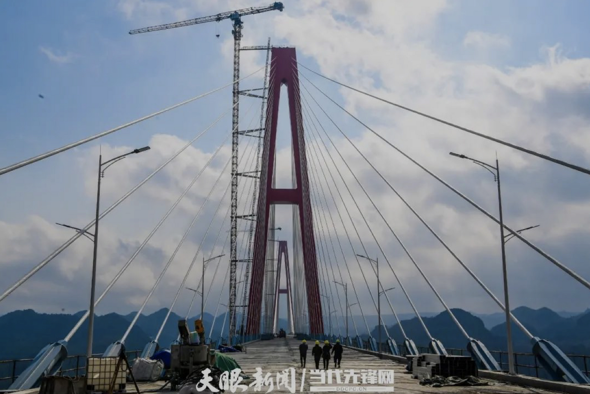 【"桥"见贵州】龙里河特大桥(朵花特大桥)为双塔双索面钢混叠合梁斜拉