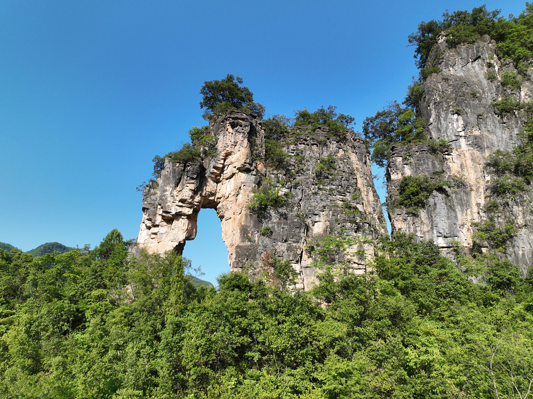 九路寨位于襄阳保康县歇马镇,古时只有九条小路依靠石阶,绳索攀岩上下