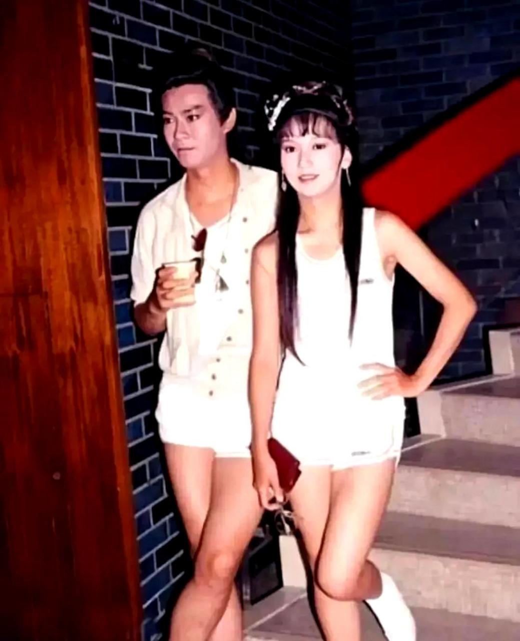 郑少秋和赵雅芝在拍摄《戏说乾隆》期间合影,他们穿着清凉,扮相十分