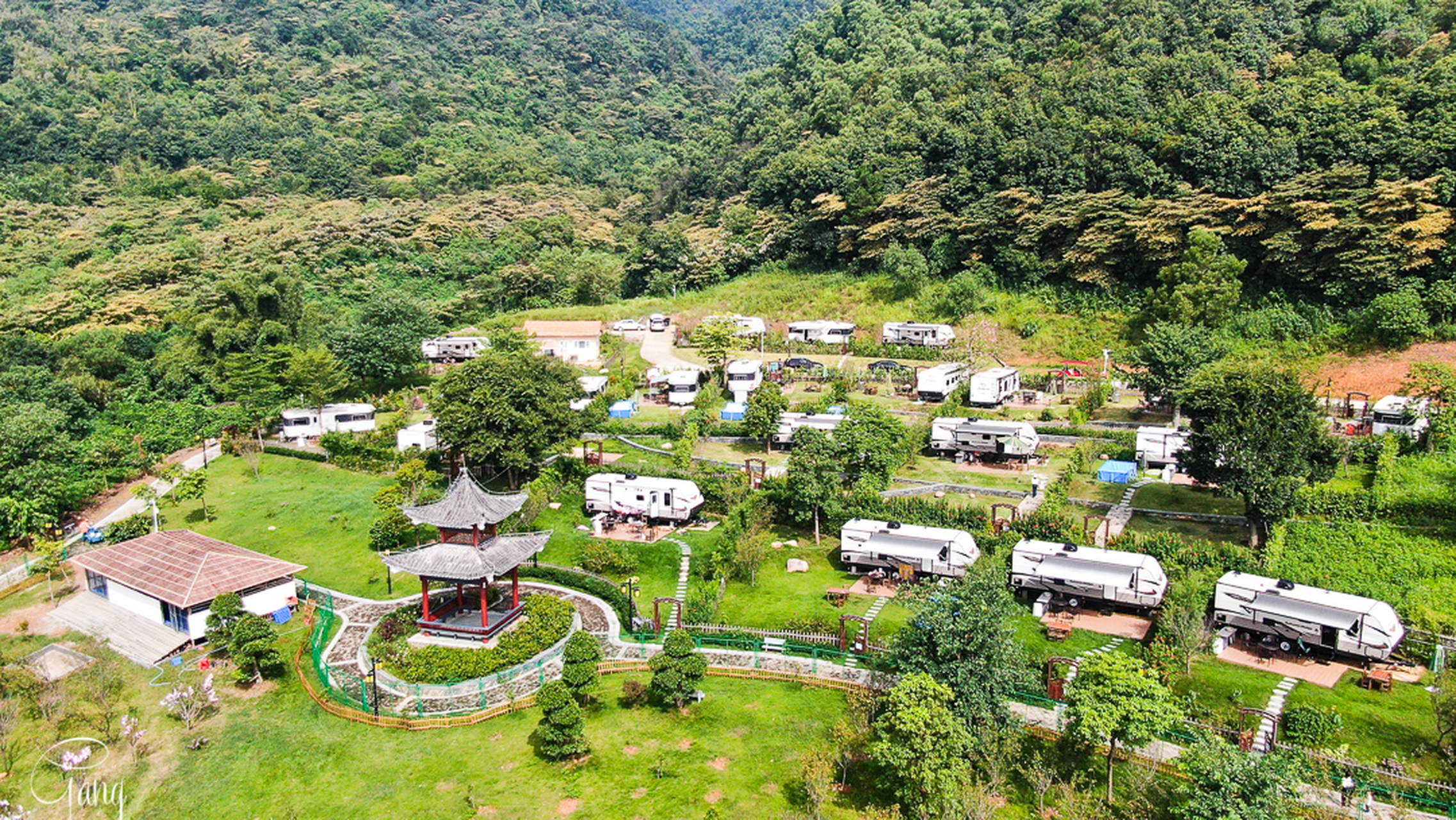 荷兰物语# #新奇旅行地大搜罗# 这是肇庆地区首家房车露营基地,中游