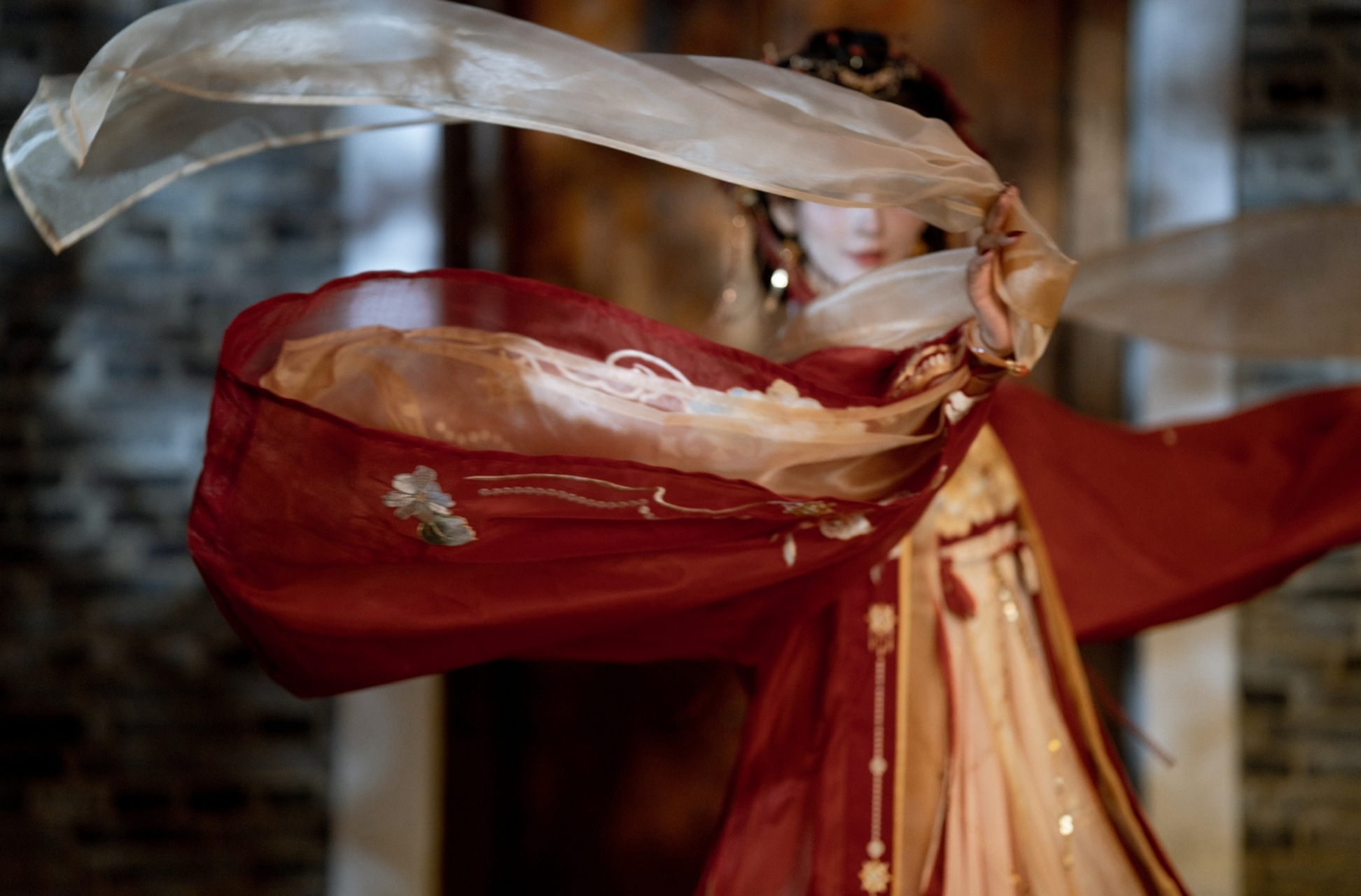 婀娜多姿,窈窕淑女的#张予曦# 身着国风大典汉服红色婚服,仙姿佚貌