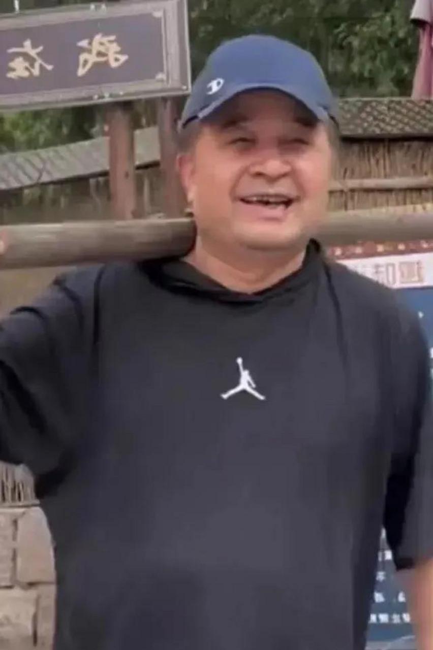 有网友曝光毕福剑的近况,已经64岁的毕福剑在农村生活,亲自挑扁担干