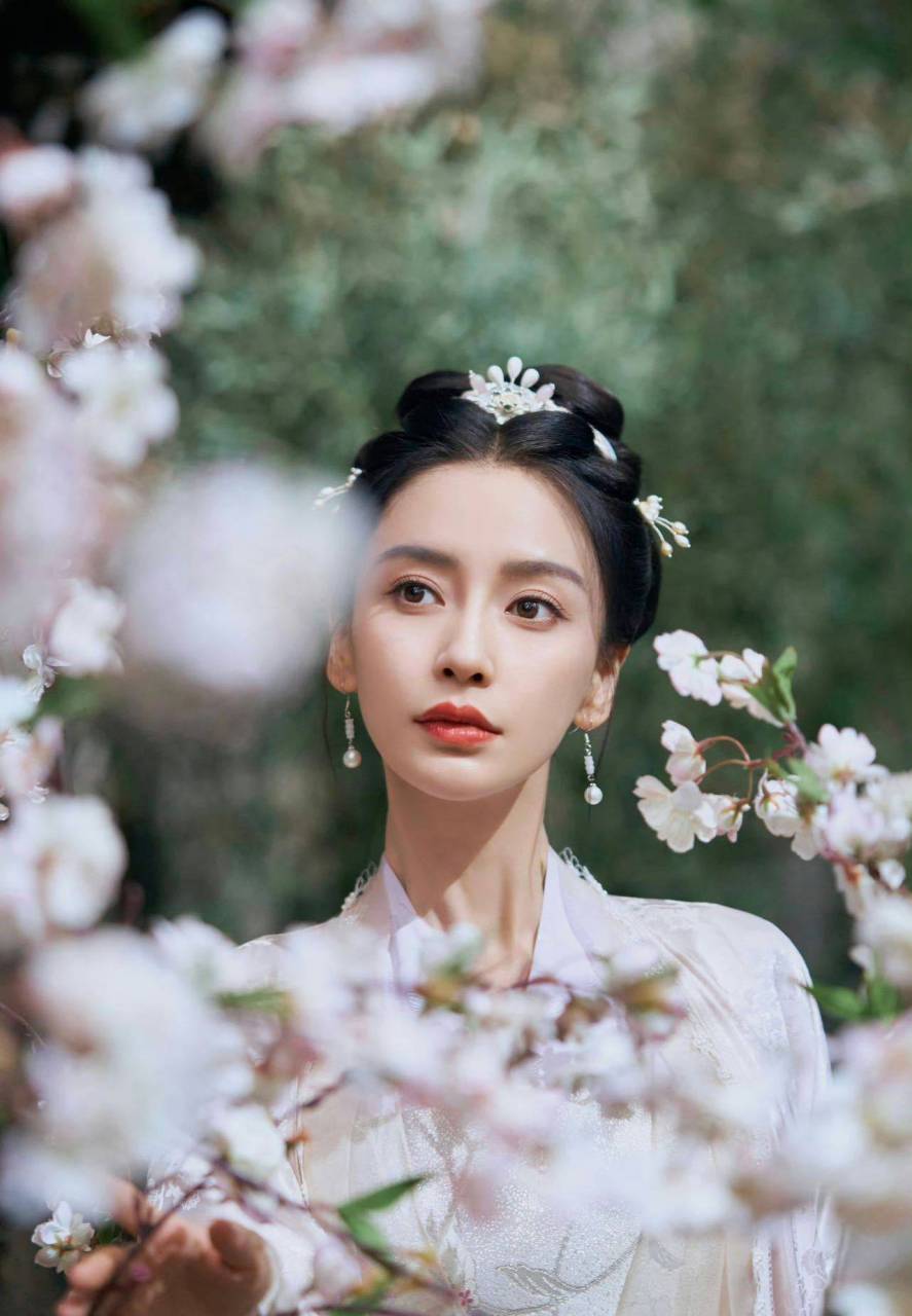 杨颖粉衣路透娇嫩素雅 与樱花同框眉目精致俏丽