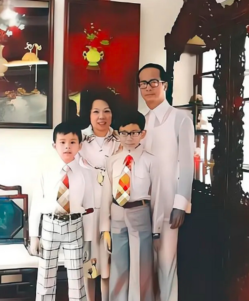 这是1970年,李嘉诚和家人拍的一张全家福,照片中分别是李嘉诚,妻子