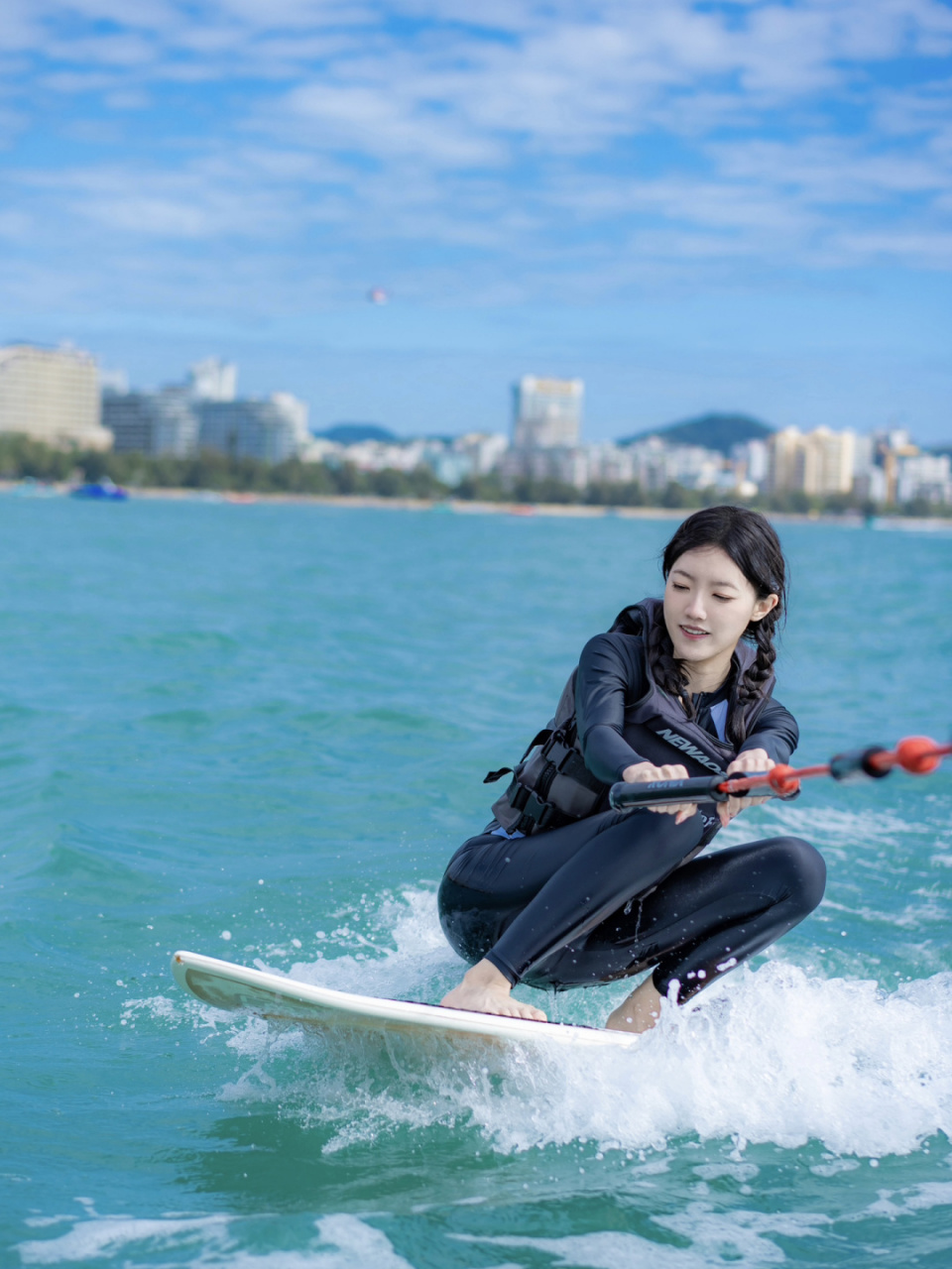 第一次尝试上板就能蹲好,第三把就能站起来冲浪了,第二次下水基本就