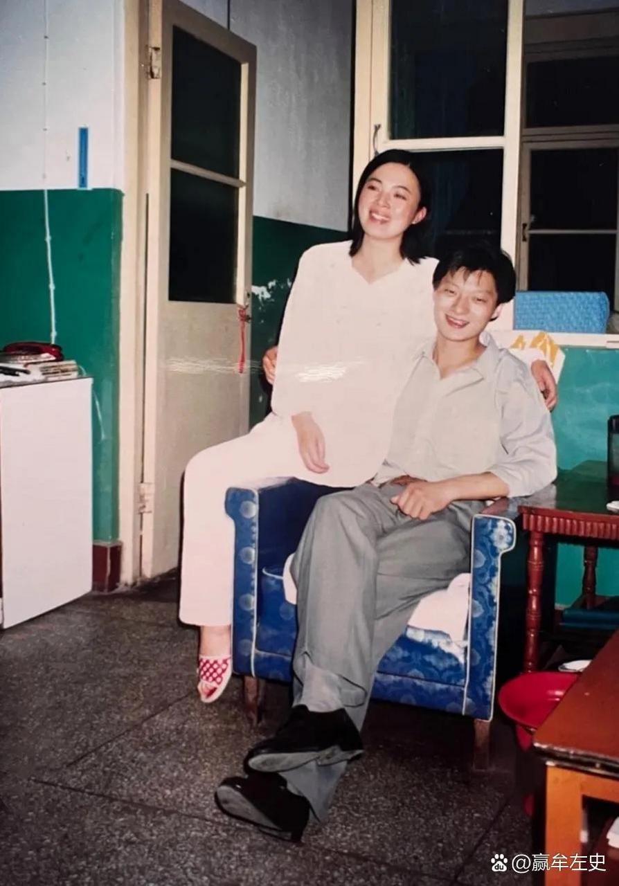 90年代,一对小夫妻在家里的客厅里的合影,俩人都是神仙颜值.