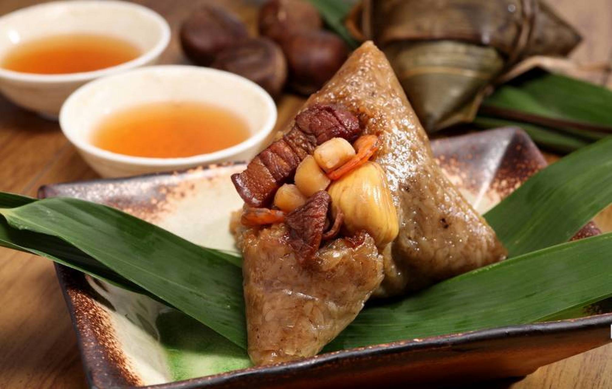 烧肉粽是福建泉州的一种美食,它和其他粽子有显著的区别,需要先把糯米