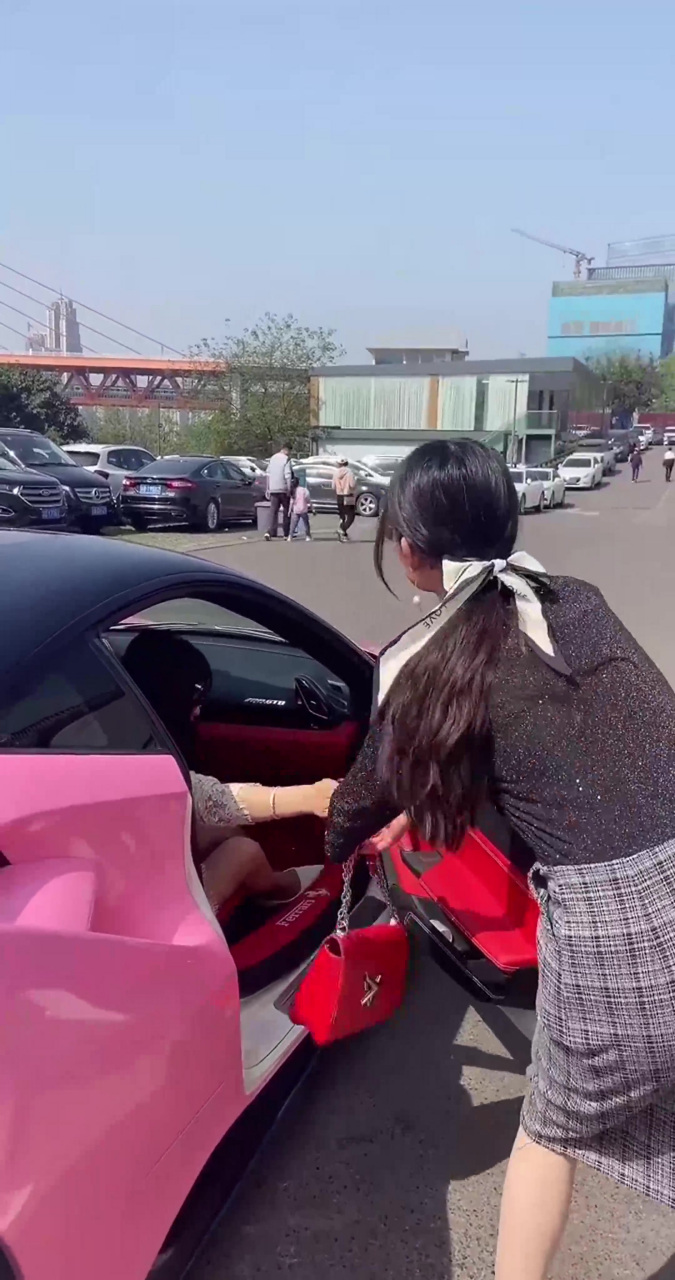 这就是豪车副驾的女人,一个开门一个下车,同样身材却是不同命运