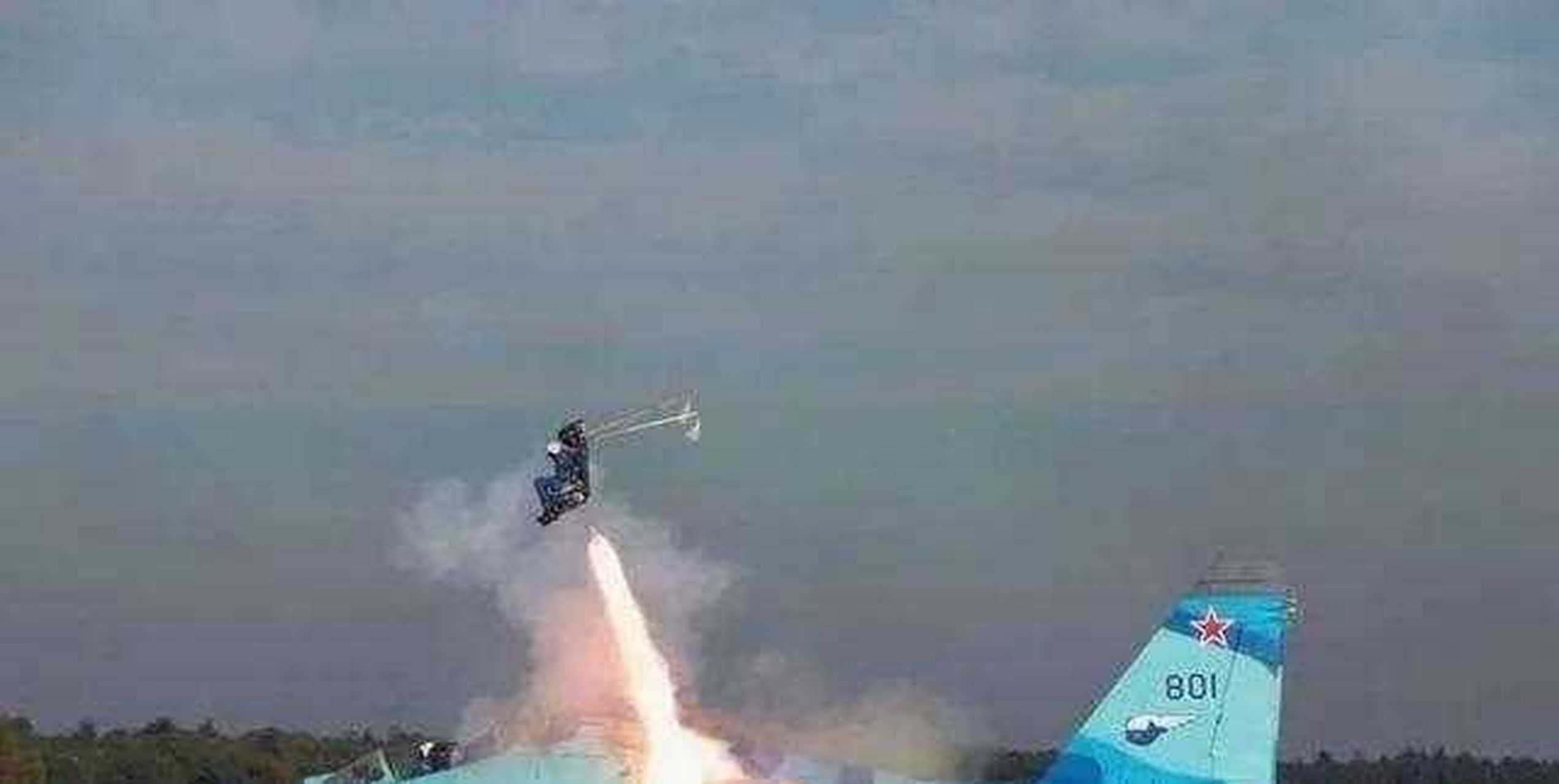 2016年4月6日,海军一级飞行员曹先建,驾驶歼-15战机,在渤海湾某基地