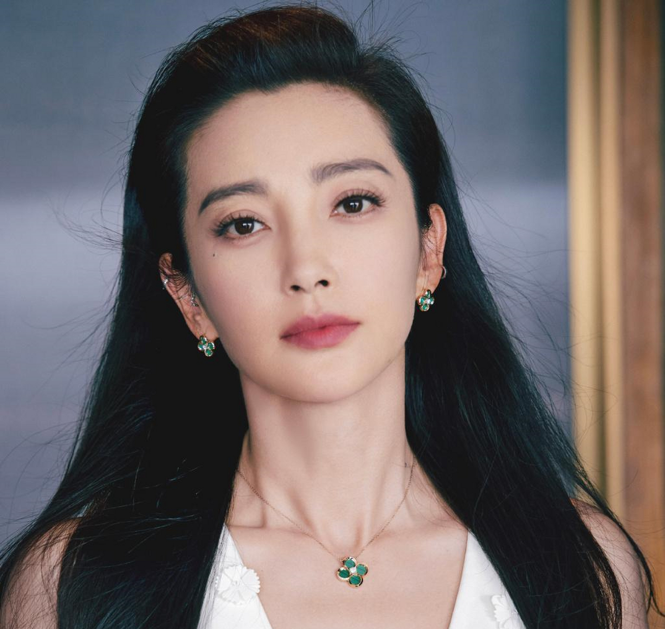 知名女星李冰冰身穿白色深v包臀长裙,清秀高雅,美若天仙