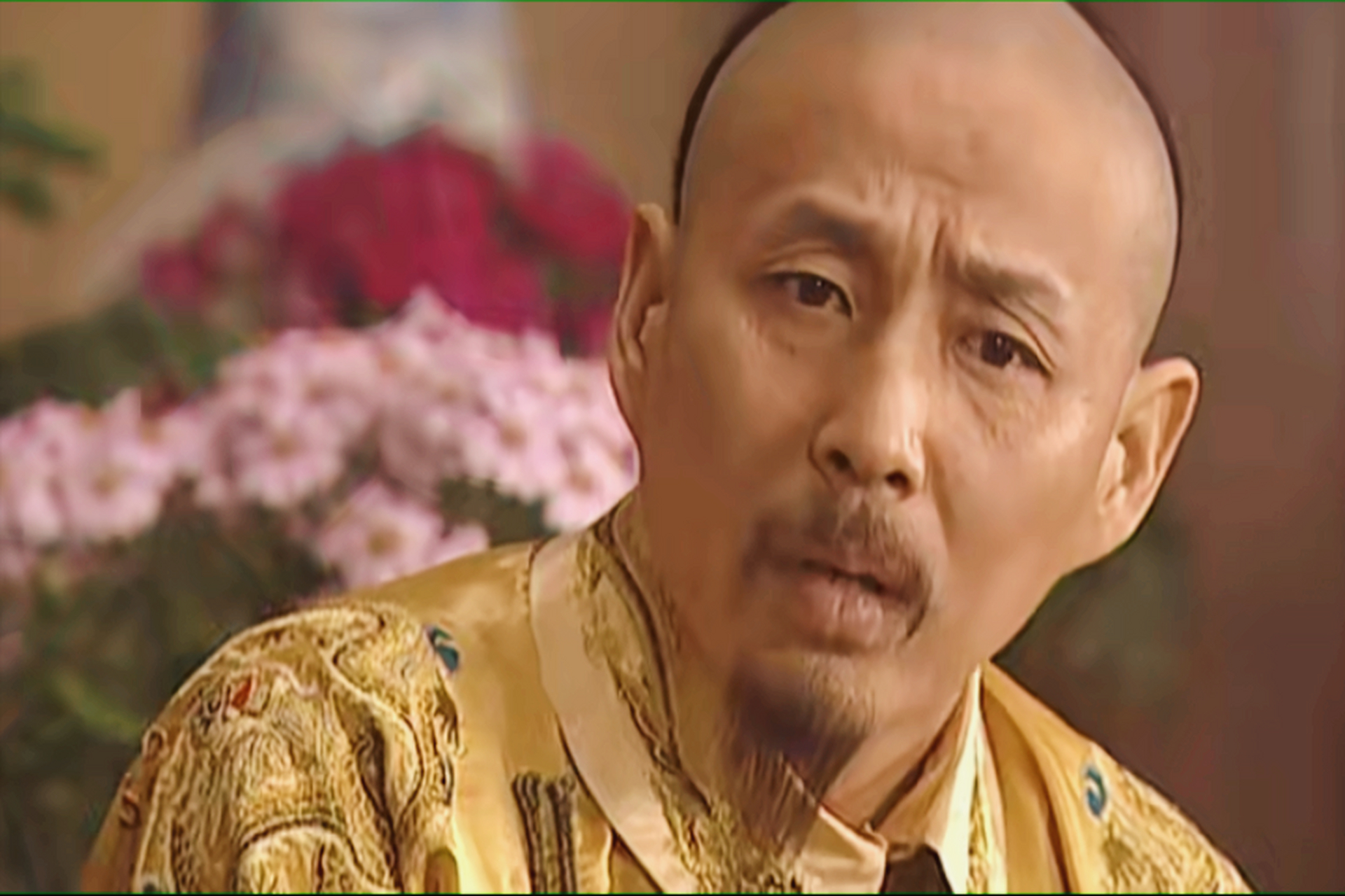 康熙话刚落,罗世长上前一步,撩起衣襟扑腾跪下:"小民叩见圣上!
