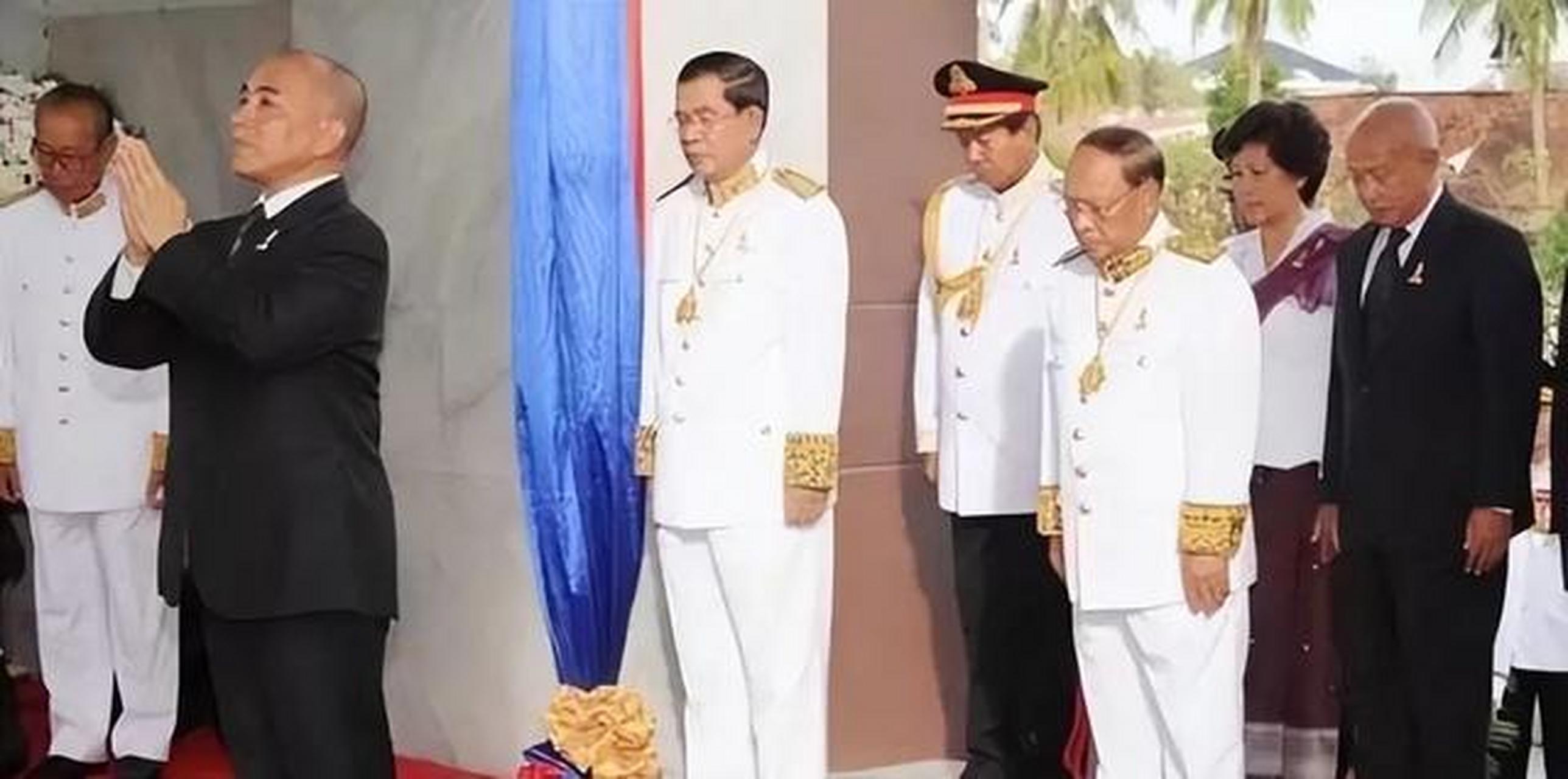 看西哈莫尼国王身后的韩桑林,洪森,拉那烈亲王,他们都好像睡着了,无精