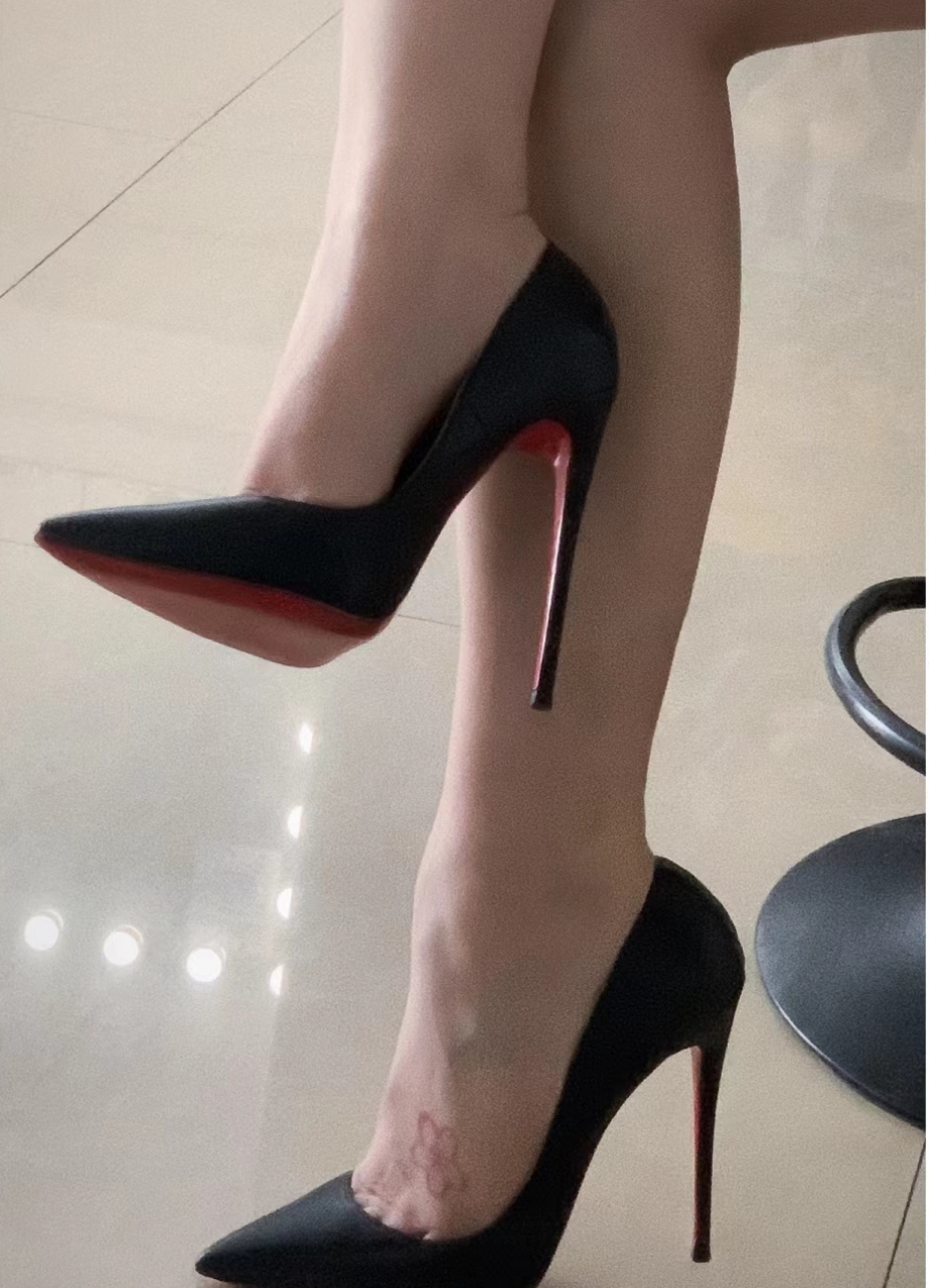 红色底的高跟鞋应该没有一个男生可以拒绝吧?